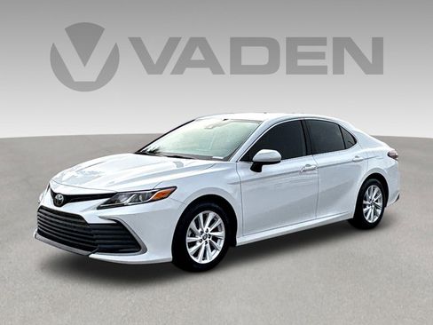 Used 2022 Toyota Camry LE image 3