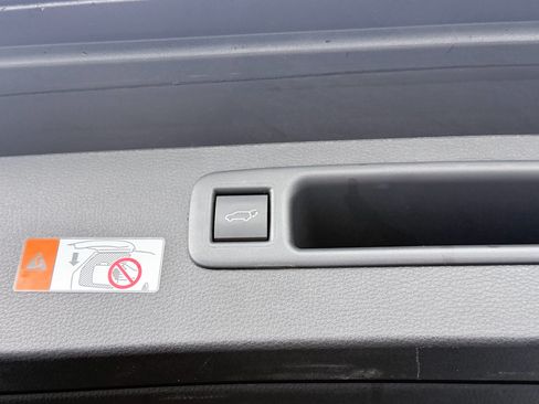 Used 2025 Toyota Highlander LE FWD image 10