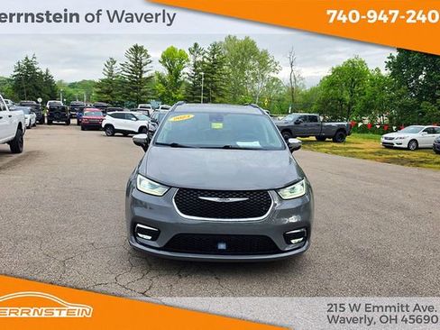 Used 2023 Chrysler Pacifica Limited FWD image 2