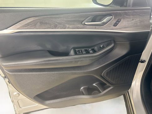 Used 2024 Jeep Grand Cherokee L Limited w/ Black Appearance Package image 11