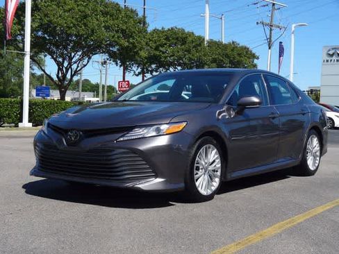 Used 2020 Toyota Camry XLE w/ Navigation Package FWD image 1