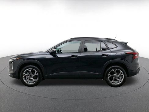 Used 2025 Chevrolet Trax LT FWD image 4