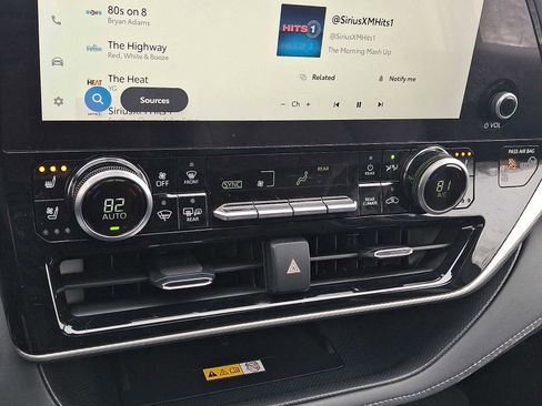 Used 2024 Toyota Highlander Platinum image 16