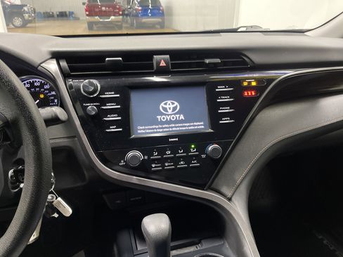 Used 2020 Toyota Camry LE image 29