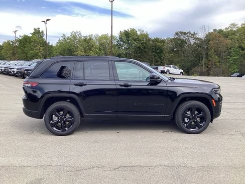 New 2025 Jeep Grand Cherokee Limited w/ Black Appearance Package image 8