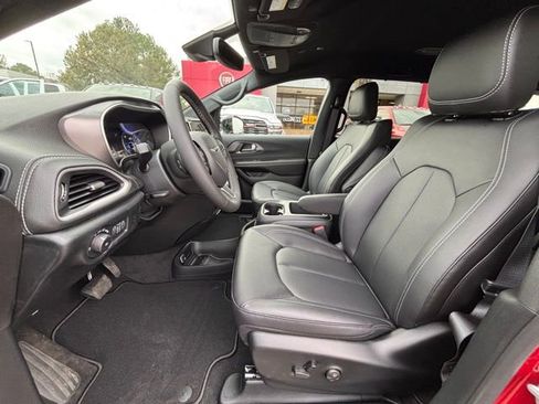 New 2026 Chrysler Pacifica Select image 16