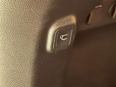 Used 2020 Jeep Cherokee Latitude Plus w/ Cold Weather Group image 16