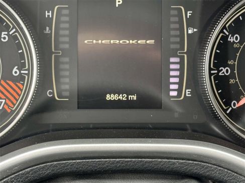 Used 2014 Jeep Cherokee Sport image 23