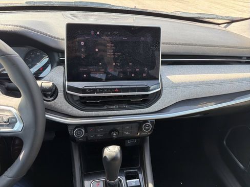 Used 2023 Jeep Compass Latitude image 13