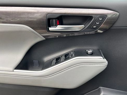 New 2026 Toyota Highlander Platinum image 13