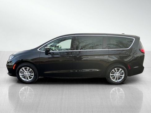 New 2026 Chrysler Pacifica Select image 3