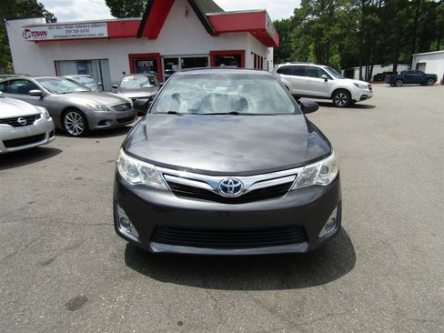 Used 2012 Toyota Camry XLE w/ Leather Pkg FWD image 2