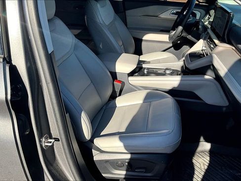 Used 2025 Ford Explorer Active w/ Active Comfort Package AWD/4WD image 5