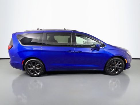 Used 2018 Chrysler Pacifica Touring-L Plus w/ Advanced Safetytec Group FWD image 11