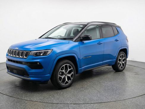 Used 2025 Jeep Compass Limited image 3