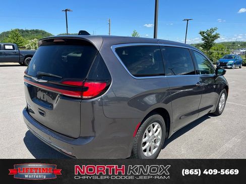 Used 2023 Chrysler Pacifica Touring-L FWD image 3