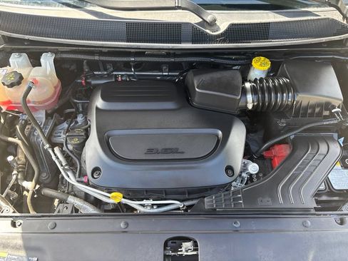 Used 2024 Chrysler Pacifica Touring-L FWD image 13