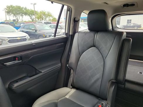 Used 2022 Toyota Highlander Platinum AWD/4WD image 12