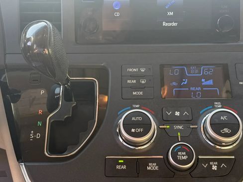 Used 2015 Toyota Sienna XLE FWD image 19