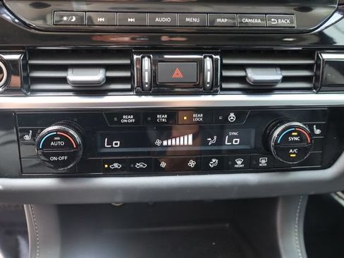 Used 2023 Nissan Pathfinder SL AWD/4WD image 38