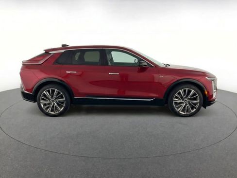 Used 2025 Cadillac Lyriq Luxury w/ LPO, Floor Liner Package AWD/4WD image 8