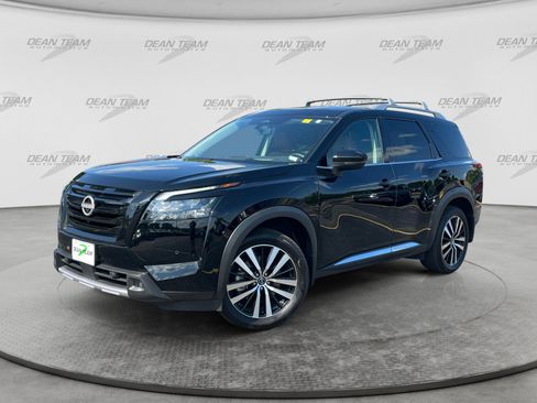 Used 2025 Nissan Pathfinder Platinum w/ Black Appearance Package AWD/4WD image 3