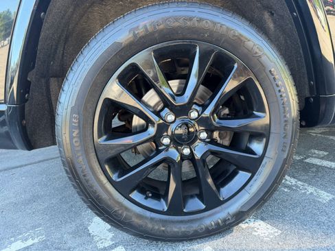 Used 2018 Jeep Grand Cherokee Altitude AWD/4WD image 11