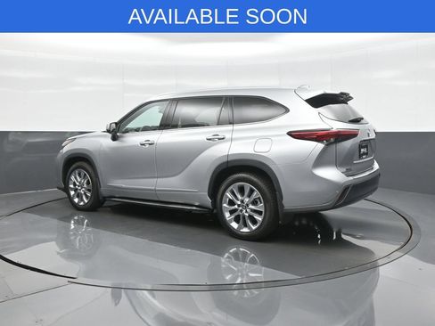 Used 2022 Toyota Highlander Limited AWD/4WD image 5