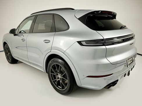 Certified 2025 Porsche Cayenne image 3