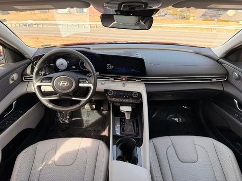 Used 2025 Hyundai Elantra Limited image 10