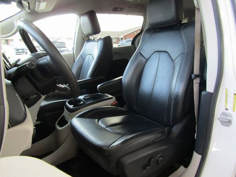 Used 2022 Chrysler Pacifica Touring-L image 21