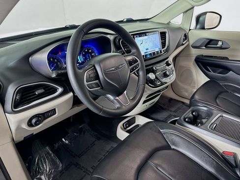 Used 2023 Chrysler Pacifica Touring-L FWD image 9
