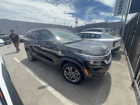 Used 2023 Kia Seltos LX AWD/4WD image 2