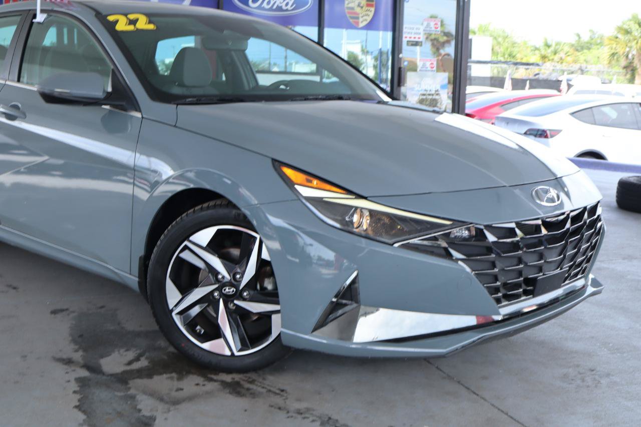 Used 2022 Hyundai Elantra SEL w/ Convenience + Premium Package FWD image 2