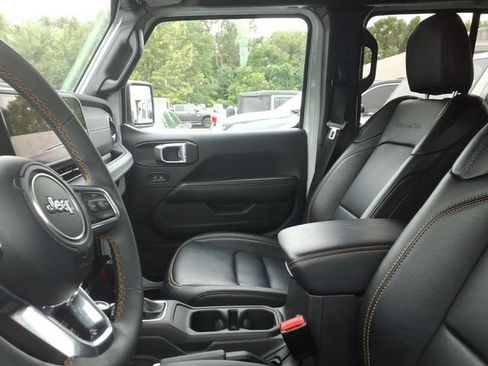 Used 2024 Jeep Wrangler Unlimited Sahara w/ Technology Group AWD/4WD image 8