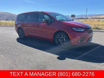 New 2026 Chrysler Pacifica Select