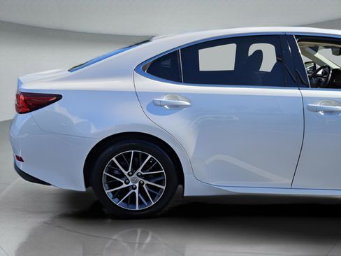 Used 2017 Lexus ES 350 w/ Luxury Package image 37