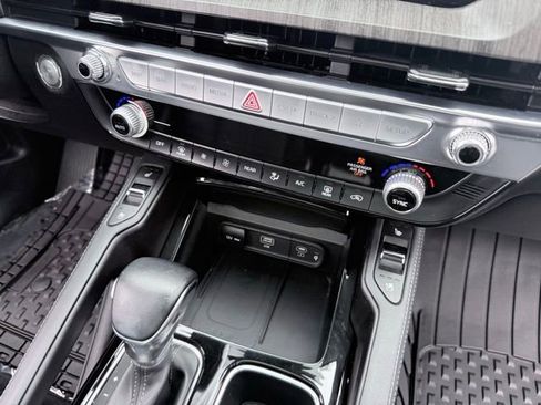 Used 2024 Kia Telluride SX w/ Towing Package image 9