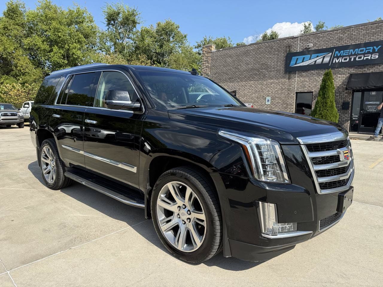 Used 2015 Cadillac Escalade Luxury AWD/4WD image 3