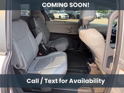 Used 2022 Toyota Sienna XLE w/ XLE Plus Package FWD image 11
