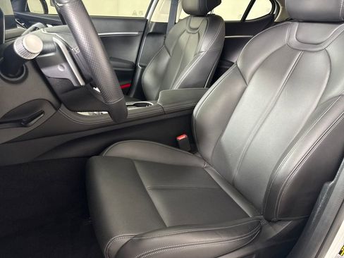 Used 2025 Genesis G70 2.5T image 13