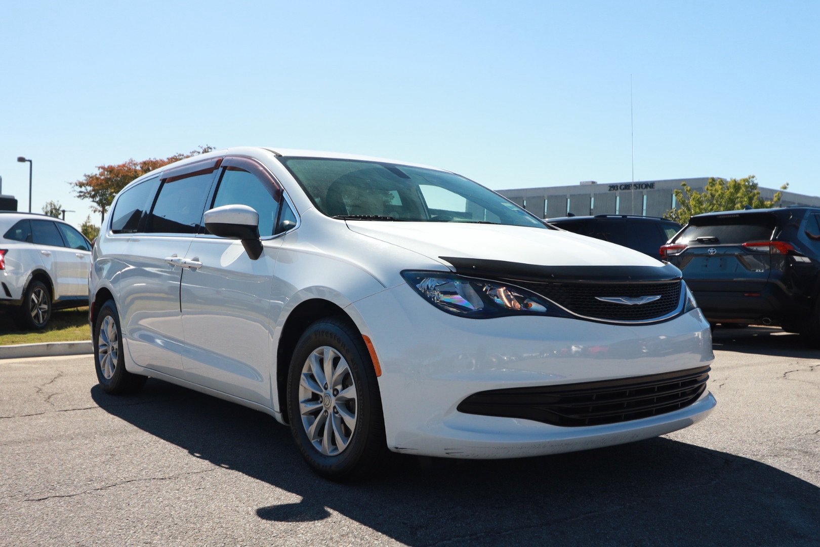 Used 2017 Chrysler Pacifica Touring w/ Tire & Wheel Group FWD image 7