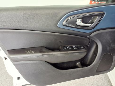 Used 2015 Chrysler 200 S FWD image 13
