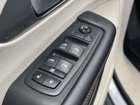 Used 2020 Chrysler Pacifica Touring-L image 16