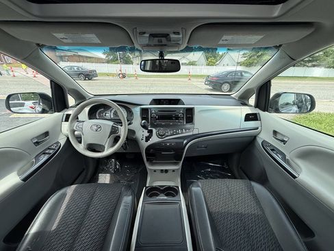 Used 2014 Toyota Sienna SE FWD image 13