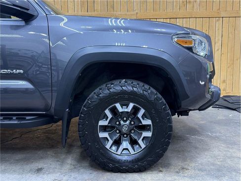Used 2017 Toyota Tacoma TRD Off-Road AWD/4WD image 3