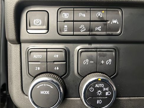 Used 2025 Chevrolet Tahoe Z71 AWD/4WD image 45
