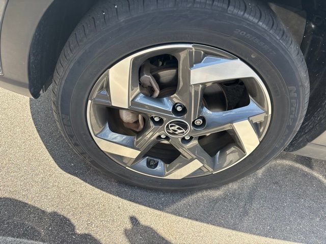 Used 2023 Hyundai Venue Limited w/ Cargo Package FWD image 4