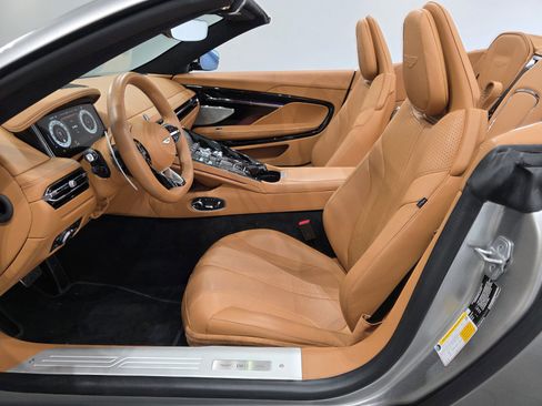 Used 2025 Aston Martin DB12 Convertible image 17