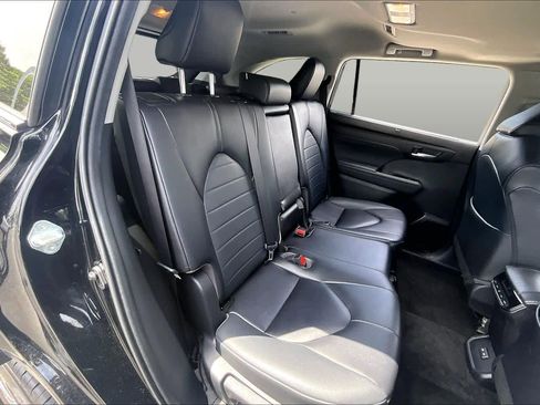 Used 2023 Toyota Highlander XLE AWD/4WD image 21